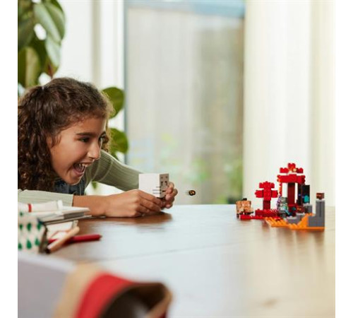 Конструктор LEGO Minecraft Засідка біля порталу в Нижній світ 352 ел. (21255) Конструктор LEGO Minecraft Засідка біля порталу в Нижній світ 352 ел. (21255)