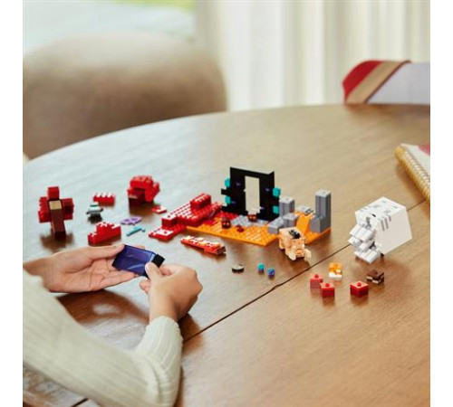 Конструктор LEGO Minecraft Засідка біля порталу в Нижній світ 352 ел. (21255) Конструктор LEGO Minecraft Засідка біля порталу в Нижній світ 352 ел. (21255)