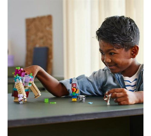 Конструктор LEGO Minecraft Схватка с пожирателем 420 ел. (21257) Конструктор LEGO Minecraft Схватка с пожирателем 420 ел. (21257)