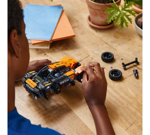 Конструктор LEGO Technic Автомобіль для перегонів NEOM McLaren Extreme E 252 ел. (42166) Конструктор LEGO Technic Автомобіль для перегонів NEOM McLaren Extreme E 252 ел. (42166)
