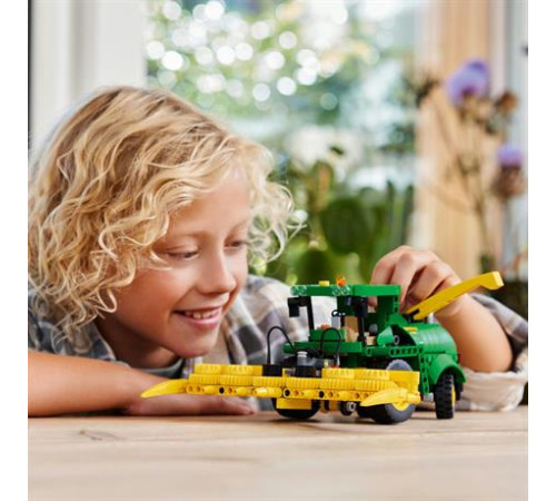 Конструктор LEGO Technic Кормозбиральний комбайн John Deere 9700, 559 ел. (42168)