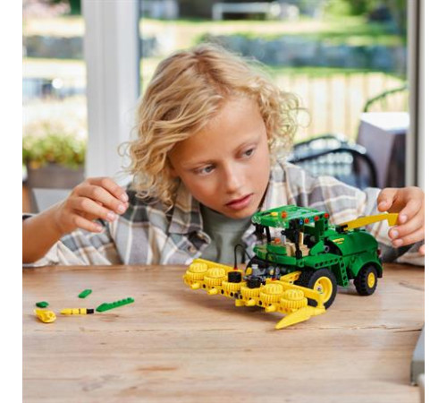 Конструктор LEGO Technic Кормозбиральний комбайн John Deere 9700, 559 ел. (42168)