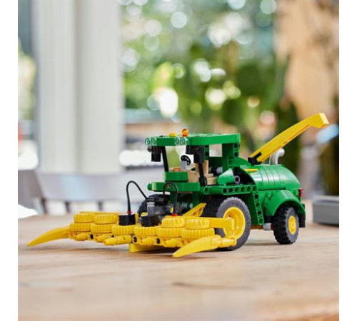 Конструктор LEGO Technic Кормозбиральний комбайн John Deere 9700, 559 ел. (42168)